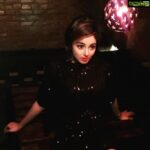 Sanam Shetty Instagram - Did u say it's Friday? 😁💃💃 PC: @ajjjoveih🤗 #tgifridays #throwbackpicture #thebob✂️ Follow me for more @sam.sanam.shetty ❤ #angelsam