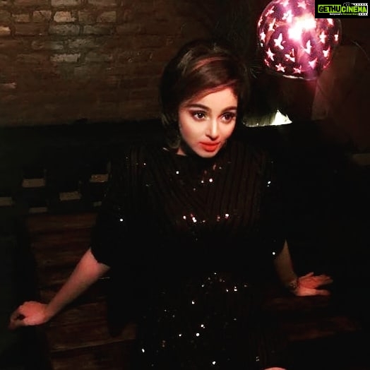 Sanam Shetty Instagram - Did u say it's Friday? 😁💃💃 PC: @ajjjoveih🤗 #tgifridays #throwbackpicture #thebob✂️ Follow me for more @sam.sanam.shetty ❤ #angelsam