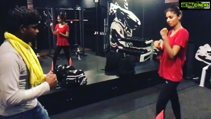 Sanam Shetty Instagram - Beating the weekday blues😁 #stuntstraining #luvforaction #thursdayvibes Follow me for more @sam.sanam.shetty ❤ #angelsam