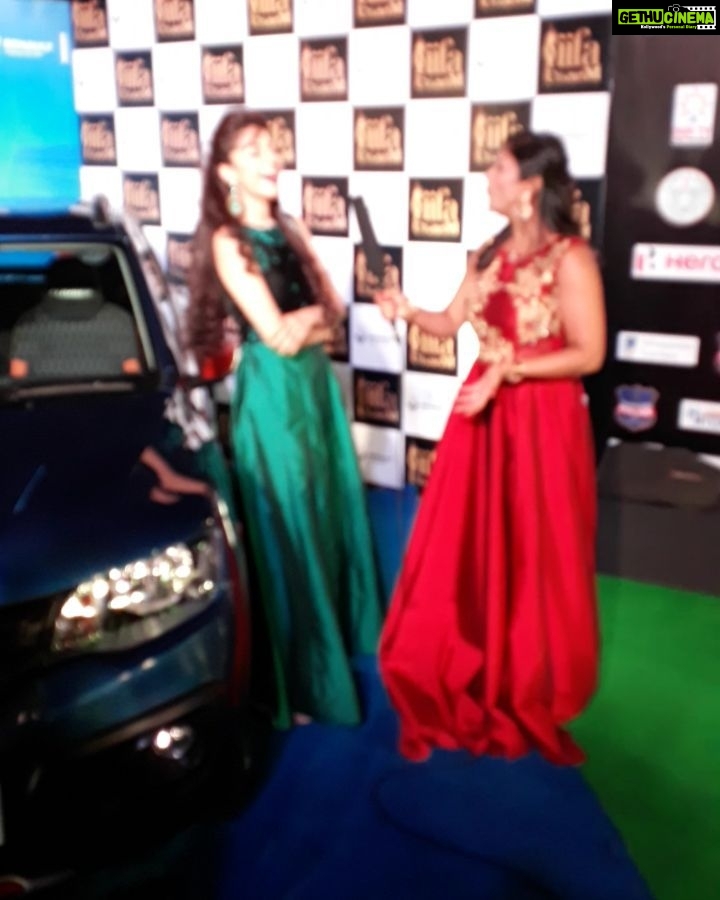 Sanam Shetty Instagram - Last year @IIFA Awards. Fun interview🤗 Sry for poor audio.. well I'm basically saying 'u can't have regrets in life. So just do wat ur heart says'❤ #iifauthsavam #noregrets Follow me for more @sanam_setty ❤ #v2vsanamshetty #angelsam
