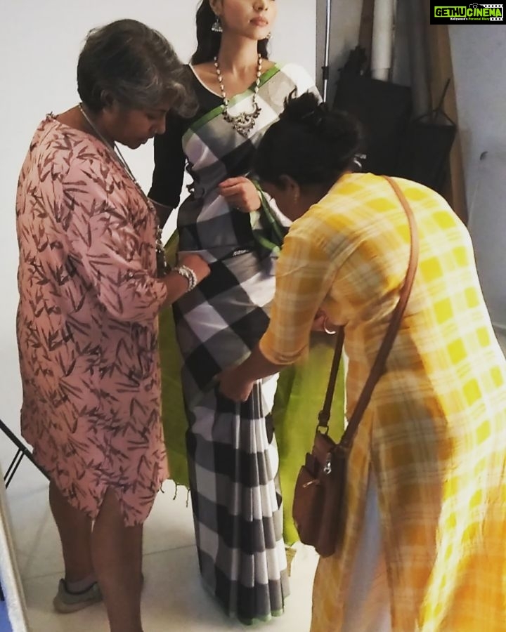 Sanam Shetty Instagram - Wen Aaluma Doluma is playing but u can't move anything but ur head😁🙆 Thank u Sairam, Vignesh sir, Lakshmi sir, Daksha mam, Divya and Ansari ji for the fabulous shoot🤗🤗 #funatshoots #itsawrap Follow me for more @sanam_setty ❤ #v2vsanamshetty #angelsam