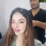 Sanam Shetty Instagram - How's my wink? 😘 Good Morning peeps! #watsaypriyawarrior #workwednesdays #psrsilks #adshoot🎥 #actorlife #hairdos Follow me for more @sanam_setty ❤ #v2vsanamshetty #angelsam