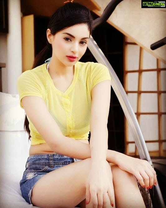 Sanam Shetty Instagram - Dint I say the cup is ours?💛💛💛 yipppiiiee!! CSK u make us sooo proud!! #yellowforever 💛 #csklove💛 #ipl2018🏆 #thecupisours🏆 Follow me for more @sanam_setty ❤ #v2vsanamshetty #angelsam