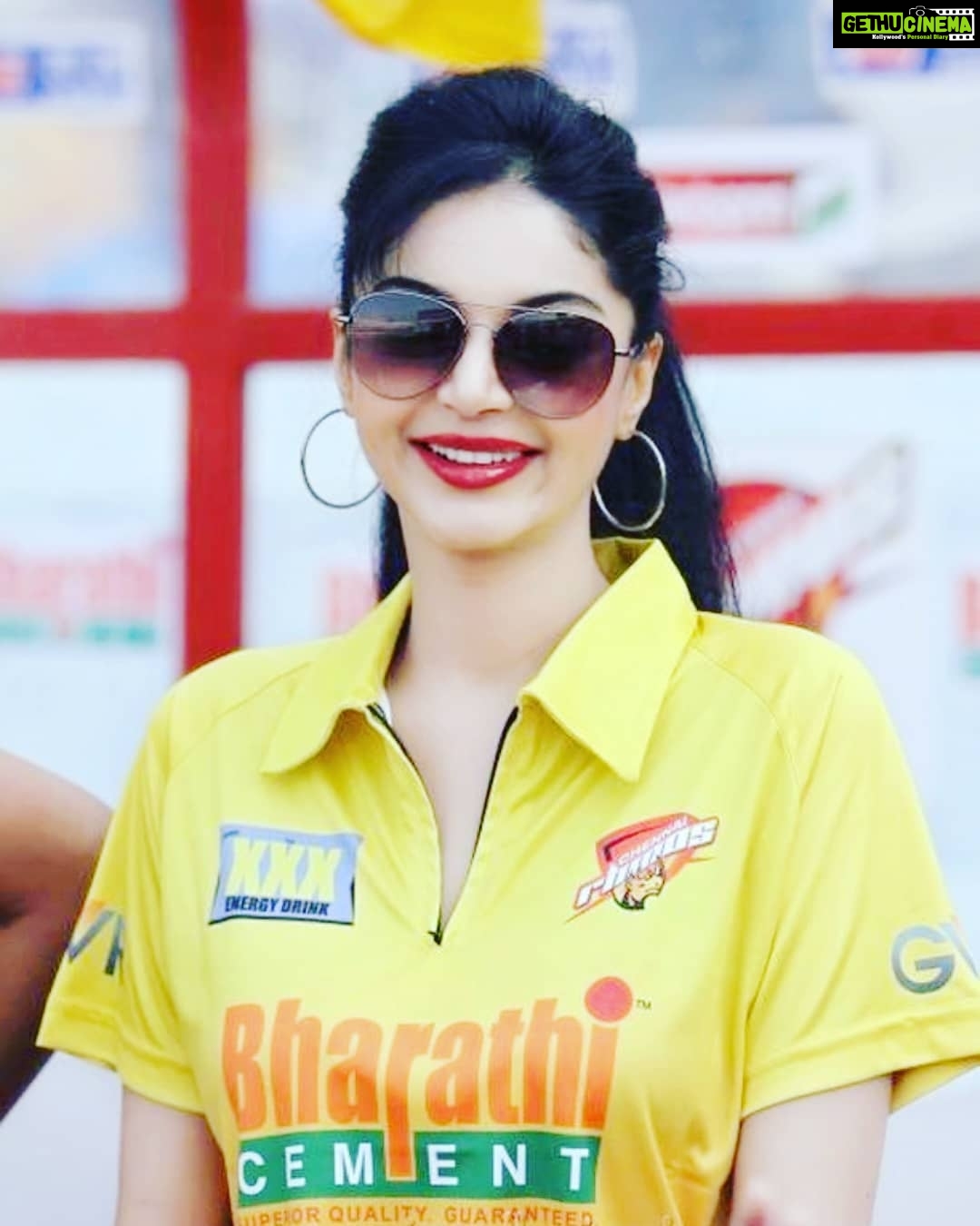 Sanam Shetty Instagram - CSK!! 💛💛🙅 #yellowforever 💛💛 #iplfinals2018 #cupisoursthisyear #v2vsanamshetty #angelsam Follow me for more @sanam_setty 💝
