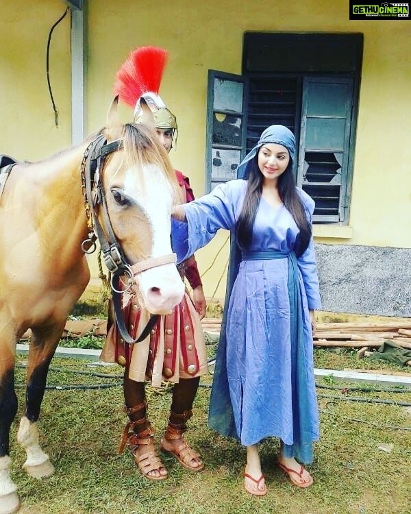 Sanam Shetty Instagram - Aww he is so shy🐴😍!! In the end he saw me😀 #beautifulcreatures #loveforhorses #v2vsanamshetty #angelsam Follow me for more @sanam_setty❤
