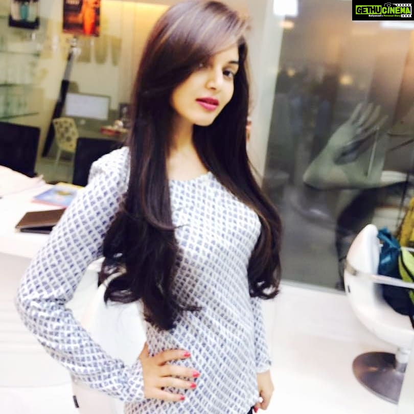 Sanam Shetty Instagram - Thank God I dint actually cut it short๐๐ u guys scared me to death.. Phew!! #wigexperiments #longtresses #vervestudios #ivstillgotit