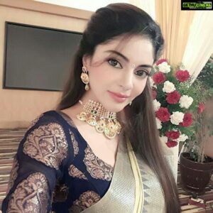 Sanam Shetty Instagram - It's a day for Saree I guess😊 Good night folks😴😴 #kalyanjewellerypic #pattu