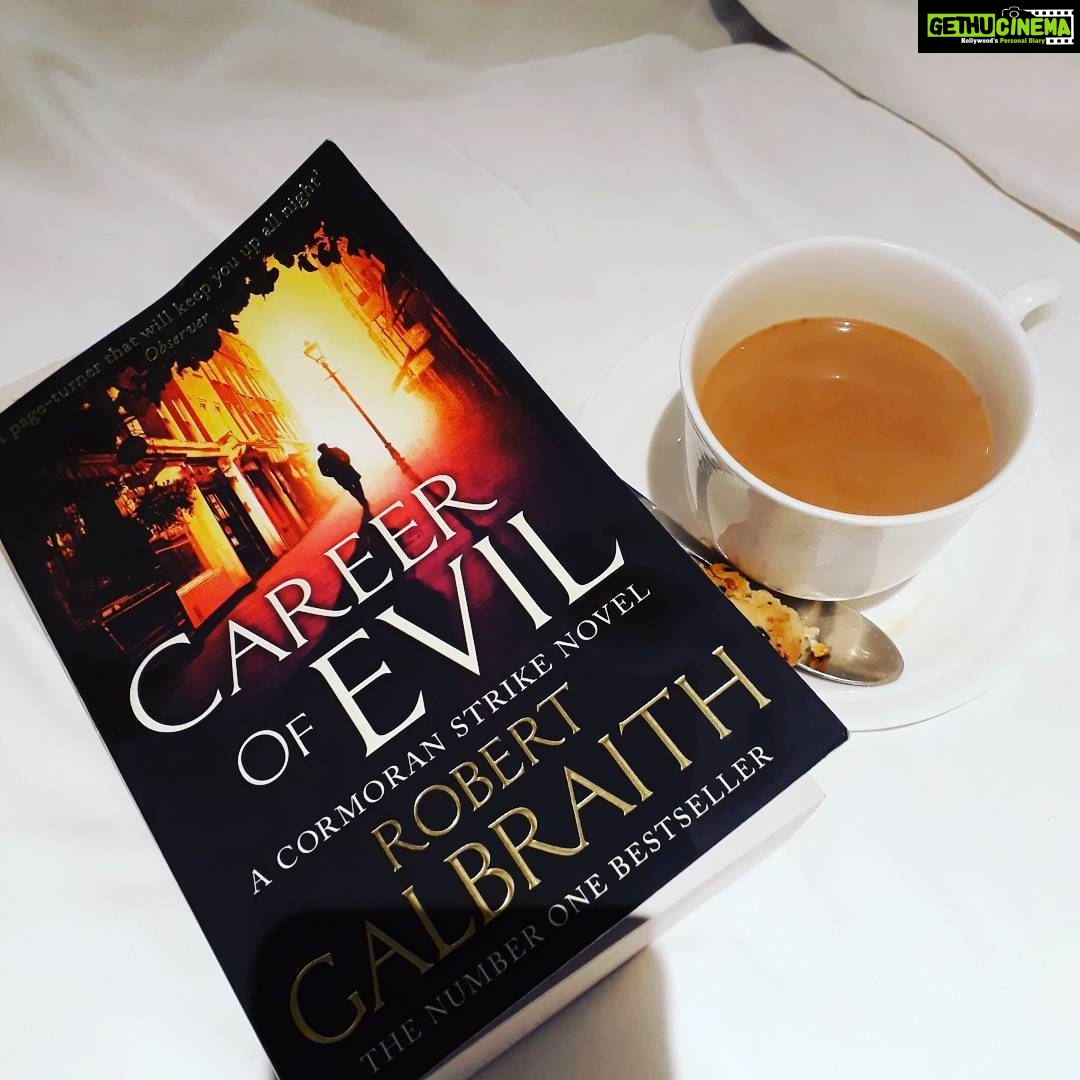 Sanam Shetty Instagram - This bugger wont let me sleep all nite๐๐ #bookworm #thrillerbooksaddict