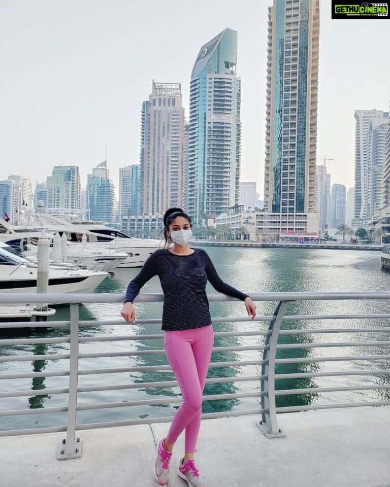 Sanam Shetty Instagram - HOPE is the only thing stronger than Fear! #marinawalkdubai #wearmasks😷 #staysafe #staystrong