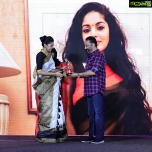 Sanam Shetty Instagram - Kanavula kooda nanekaadhadhu indru nadandhadhu ! 

Extremely honoured to receive the prestigious 'PEN SAKTHI VIRUDHU' from the legend Kamal Hassan @ikamalhaasan sir himself.

To be awarded on the day we celebrate the Power of Women, is truly an unforgettable moment.

We are and we will continue to be strong together.

#pensakthi #magalirthinam #ulaganayagan #kamahassan #staystrong #newchange #unitedtogether