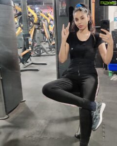Sanam Shetty Instagram - Fall in love with your life. The rest will follow 🖤

#TGIFriday #gymfie