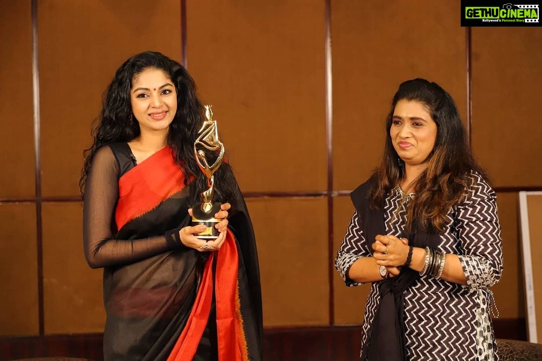 Sanam Shetty Instagram - Very honoured to receive 'Icon Of Women 2021' from Galatta Tamil 🙏 Thanks to @galattadotcom for the special award✨✨ HUGE THANKS to each one of you my dearest fans for sparing your valuable time to meet me❤️🙏 It was the most beautiful moment of my life - to see the love in your eyes and the genuine support in your words 🤗😘 I love you all forever ❤️ NEENGA ILLAME NAA ILLE 🙏 #gratefulforever #nandrigal