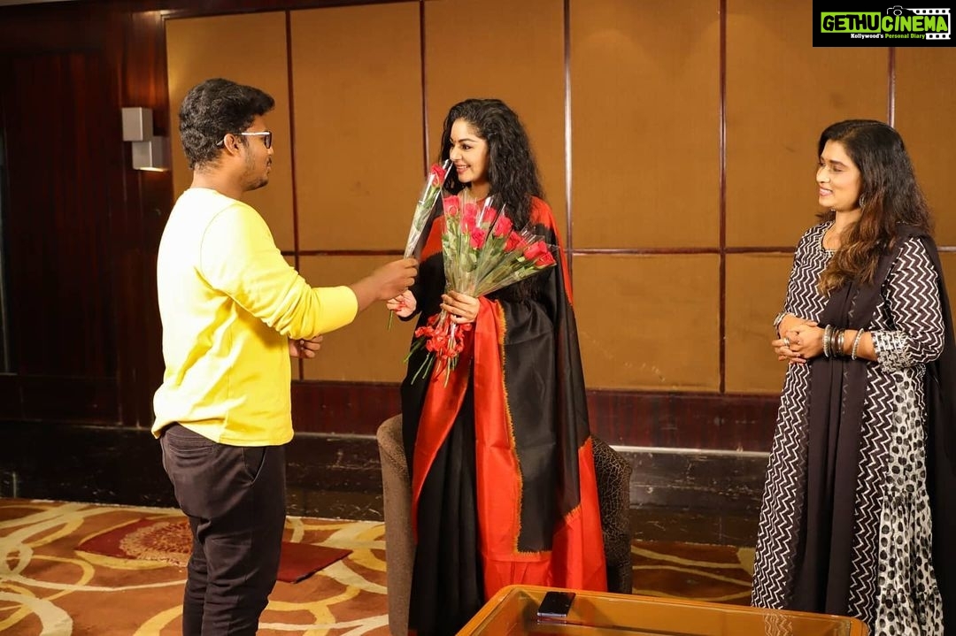 Sanam Shetty Instagram - Very honoured to receive 'Icon Of Women 2021' from Galatta Tamil 🙏 Thanks to @galattadotcom for the special award✨✨ HUGE THANKS to each one of you my dearest fans for sparing your valuable time to meet me❤️🙏 It was the most beautiful moment of my life - to see the love in your eyes and the genuine support in your words 🤗😘 I love you all forever ❤️ NEENGA ILLAME NAA ILLE 🙏 #gratefulforever #nandrigal