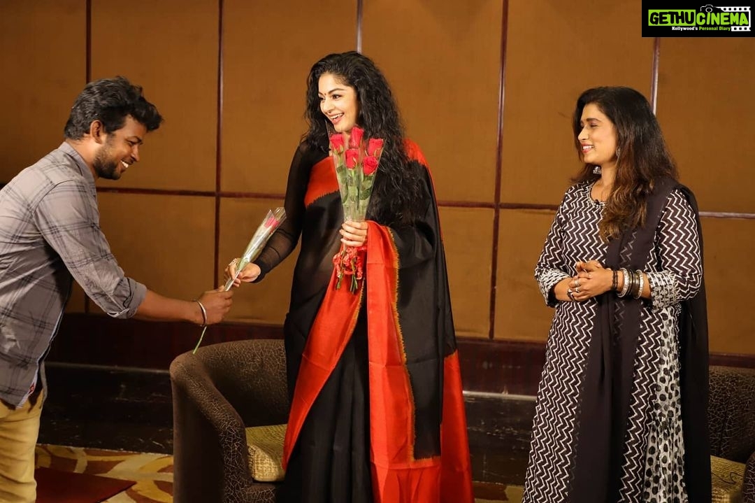 Sanam Shetty Instagram - Very honoured to receive 'Icon Of Women 2021' from Galatta Tamil 🙏 Thanks to @galattadotcom for the special award✨✨ HUGE THANKS to each one of you my dearest fans for sparing your valuable time to meet me❤️🙏 It was the most beautiful moment of my life - to see the love in your eyes and the genuine support in your words 🤗😘 I love you all forever ❤️ NEENGA ILLAME NAA ILLE 🙏 #gratefulforever #nandrigal