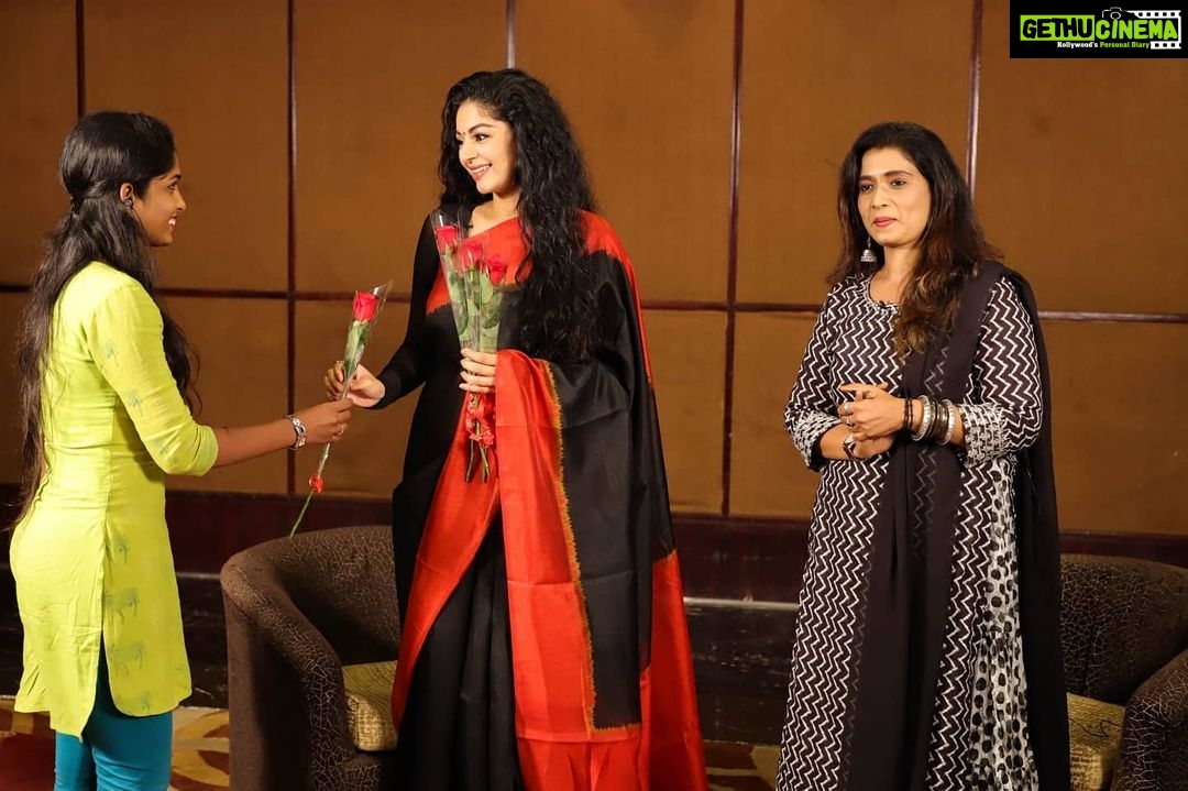 Sanam Shetty Instagram - Very honoured to receive 'Icon Of Women 2021' from Galatta Tamil 🙏 Thanks to @galattadotcom for the special award✨✨ HUGE THANKS to each one of you my dearest fans for sparing your valuable time to meet me❤️🙏 It was the most beautiful moment of my life - to see the love in your eyes and the genuine support in your words 🤗😘 I love you all forever ❤️ NEENGA ILLAME NAA ILLE 🙏 #gratefulforever #nandrigal