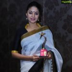 Sanam Shetty Instagram - Kanavula kooda nanekaadhadhu indru nadandhadhu ! Extremely honoured to receive the prestigious 'PEN SAKTHI VIRUDHU' from the legend Kamal Hassan @ikamalhaasan sir himself. To be awarded on the day we celebrate the Power of Women, is truly an unforgettable moment. We are and we will continue to be strong together. #pensakthi #magalirthinam #ulaganayagan #kamahassan #staystrong #newchange #unitedtogether