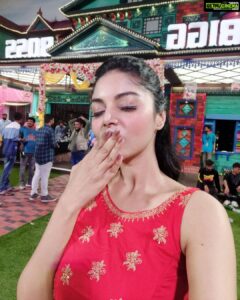 Sanam Shetty Instagram - My First and Only selfie at Bigg Boss house😍❤️.
Oh what a journey it was!

The season 4 ends with so many memories for us contestants and the entire crew who made sure we were in the best hands👏👏

Huge thanks guys🙏 I was lucky enough to meet u all finally. 

Adios BB ❤️🙋

My very best wishes to all the contestants. God bless u all with success  in ur forthcoming ventures🎊

#BigBoss4Tamil #bestselfieever #loveubigboss #finalecelebrations #goodnightpeeps🤗

@vijaytelevision
@endemolshineind