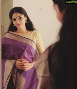 Sanam Shetty Instagram - If you're searching for that one person to change your life, look in the mirror!💜
.
Happy Sunday Makkale🤗

 #dreambig #bekind #loveyouall❤️❤️ #forgetandforgive
