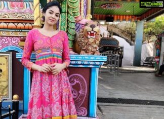 Sanam Shetty Instagram - Wish you all a wonderful and very Happy Deepavali!✨✨✨✨♥️ Have fun and stay safe😊 #diwalitime #celebration #festivemood #sweetoverload #familytime❤️ #keepsmiling #spreadlove