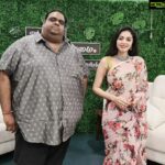 Sanam Shetty Instagram - Just had a delightful interview with @ravindarchandrasekaran sir - Libra Productions for his brand new YouTube Channel 'Fat Man Facts' #Fatmanfacts Show name: 'Enaku Oru Unmai Therinjakanum' ✨✨ Thanks for inviting me Ravindar sir🙏 Was wonderful to meet u 🤗 #libraproductions #ComingSoon