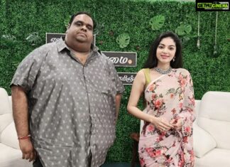 Sanam Shetty Instagram - Just had a delightful interview with @ravindarchandrasekaran sir - Libra Productions for his brand new YouTube Channel 'Fat Man Facts' #Fatmanfacts Show name: 'Enaku Oru Unmai Therinjakanum' ✨✨ Thanks for inviting me Ravindar sir🙏 Was wonderful to meet u 🤗 #libraproductions #ComingSoon