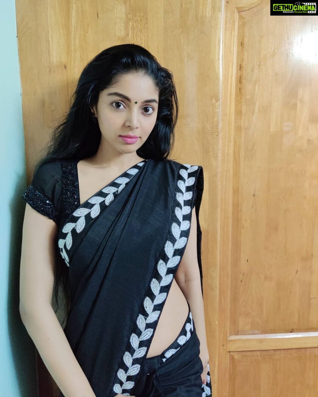 Sanam Shetty Instagram - Getting ready for an interview for @indiaglitz_tamil 🖤 (aired tonight) Wearing a beautiful black cotton saree with white thread work border by @c_indrellaboutique ✨✨ Cindrella Boutique. #happyweekend💕 #ｂｌａｃｋ🖤