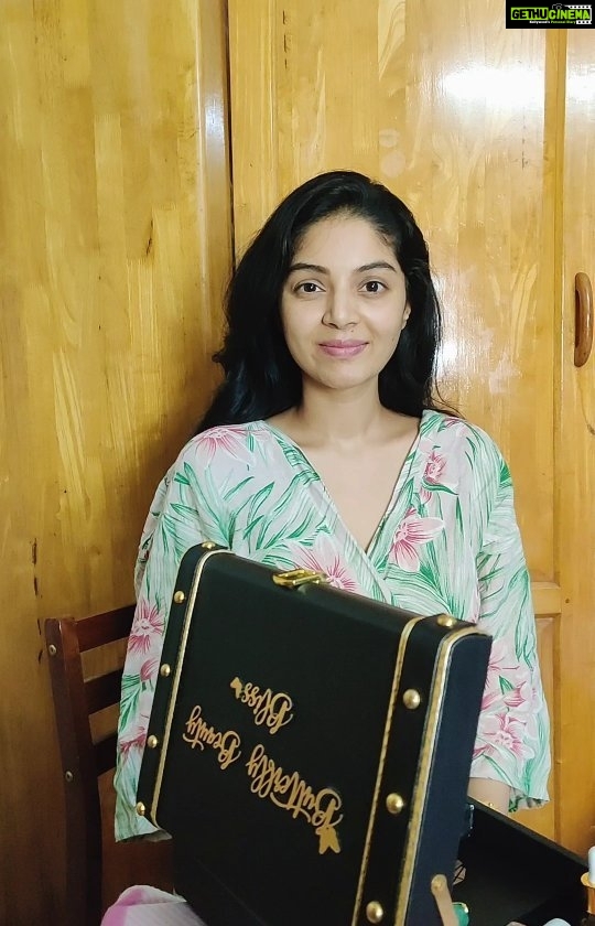 Sanam Shetty Instagram - Thank you @butterfly_beauty_bliss 🦋❤️ for the wonderful skincare products 🤗✨ Folks you will love their natural products especially the new innovative Jade vibrating roller and 24k Gold Collagen Serum!✨✨ Check out their range of skincare products from @butterfly_beauty_bliss page 🤗 . Vibrating massage therapy is an extremely effective beauty technology & has become the new sensation in skincare tools. Women put on makeup on the face everyday and this may lead to pore blocking. The rollers unblock the pores and stimulate blood circulation of skin. Now you can achieve vital and lush skin! . What’s the benefits of this massager? Increase blood circulation, Reduce tightness, and rejuvenate your skin. Our vibrating massager is easy to use! For the best experience, Please use 24k gold serum while rolling to promote healthy looking skin. #butterflybeautybliss #skincare #brandendorsements #giveitatry