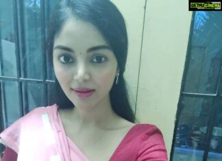 Sanam Shetty Instagram - The last person you think of before you sleep - that's where your heart is ❤️. . . #pinklove 💞 #loveandlighttoall❤️💫 #loveisneverwrong💝 #satinsaree #traditionalselfie