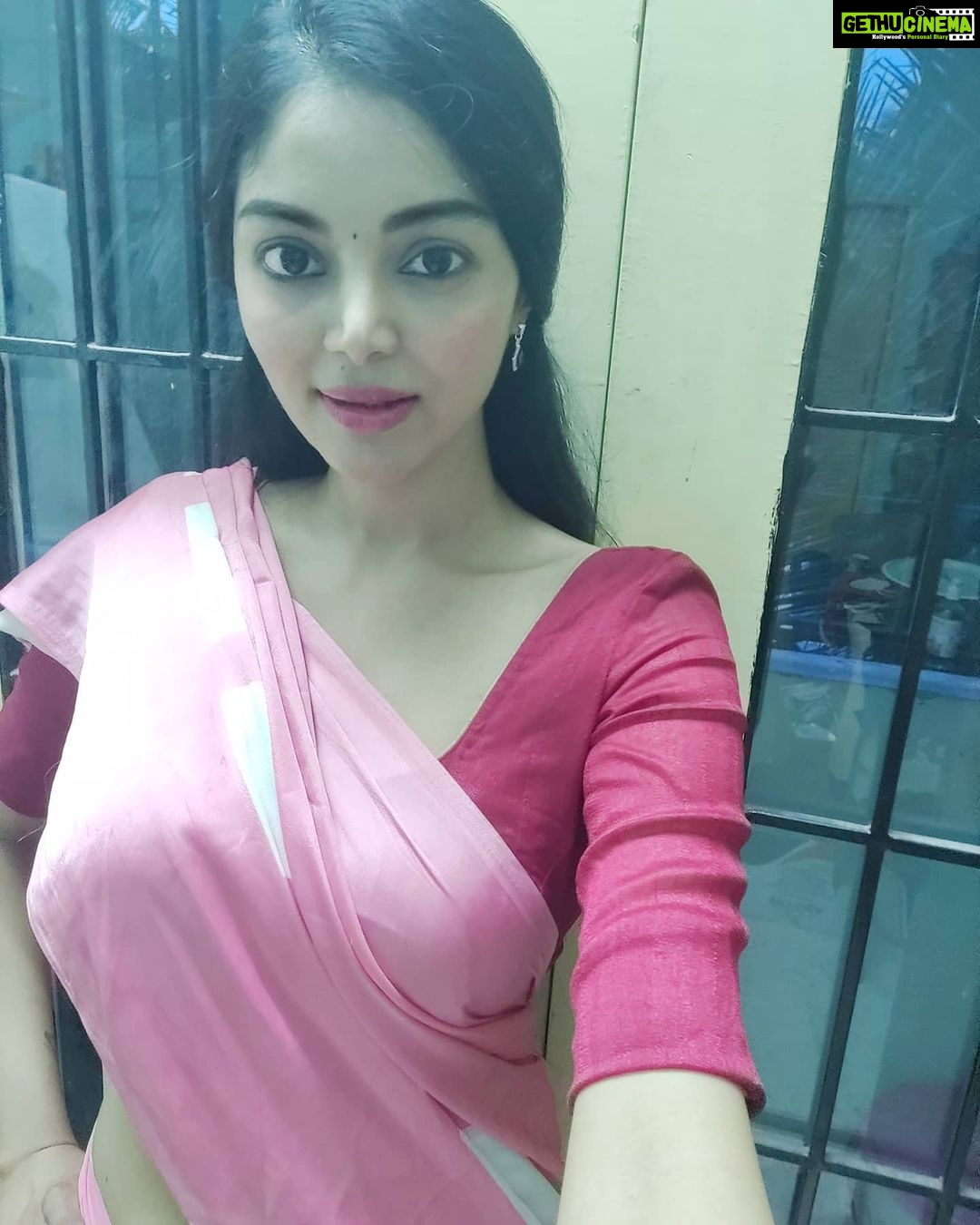 Sanam Shetty Instagram - The last person you think of before you sleep - that's where your heart is ❤️. . . #pinklove 💞 #loveandlighttoall❤️💫 #loveisneverwrong💝 #satinsaree #traditionalselfie