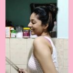 Sanam Shetty Instagram - How's ur weekend machas?!!😎🤟 . I'm chilling with the latest happening Music App @pocketjockeyapp ✨🤟💃 while making chicken kebabs😋 . Tune in now to their foot tapping numbers for a fun filled weekend guys! @djsamchennai is killing it tonight!!💃🤟 . #saturdayvibes #happyweekend💕 #samskitchen #pocketjockey #danceandcook #chickenkebab #danceawaytheblues💋