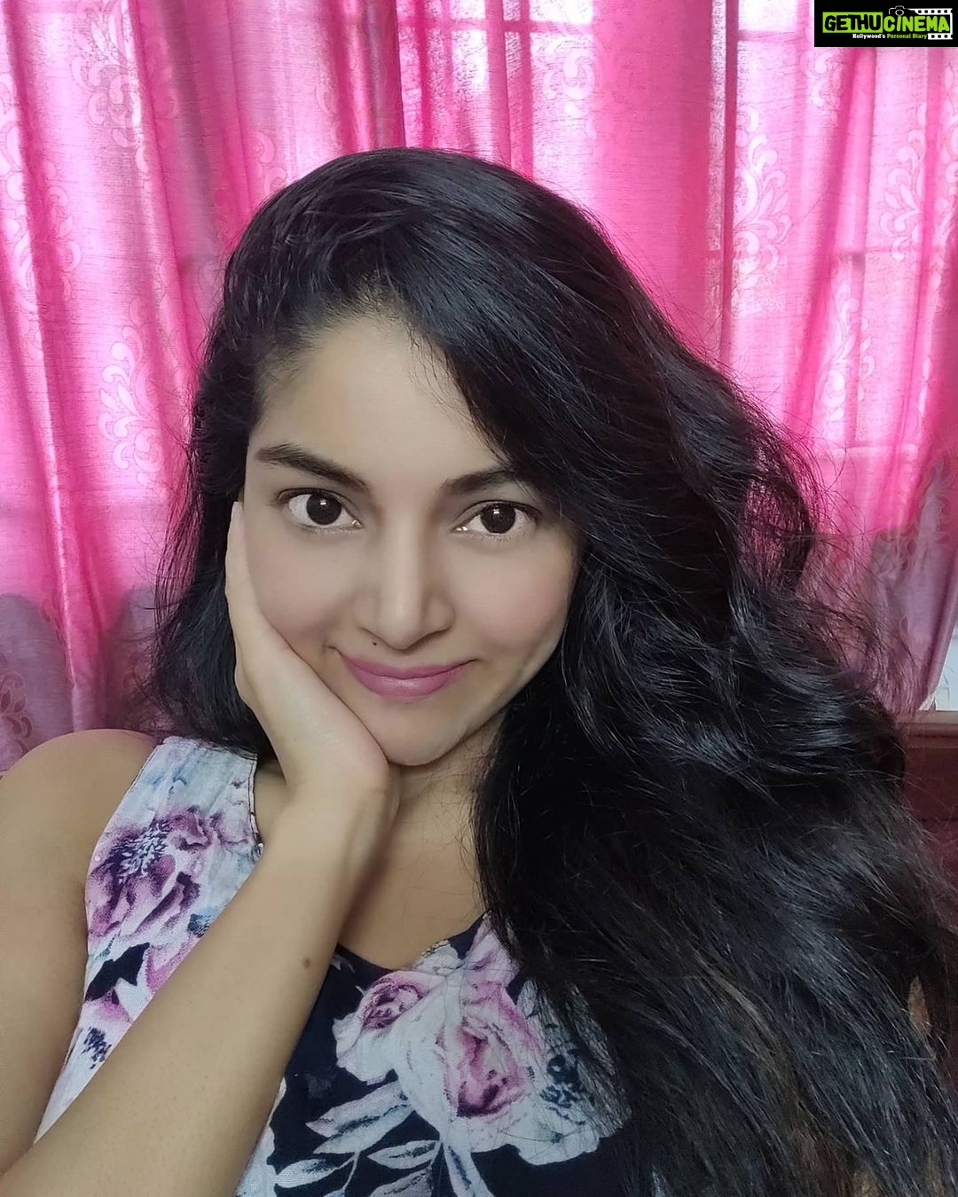 Sanam Shetty Instagram - Hey peeps, catch me LIVE with @cookuwithcomali_ hosted by Sushmitaselvaraj🤗✨ And it starts now in 2..1..0 ..join in peeps❤️🤟 (6pm today). . #livesession #instalive #cookuwithcomalivijaytv