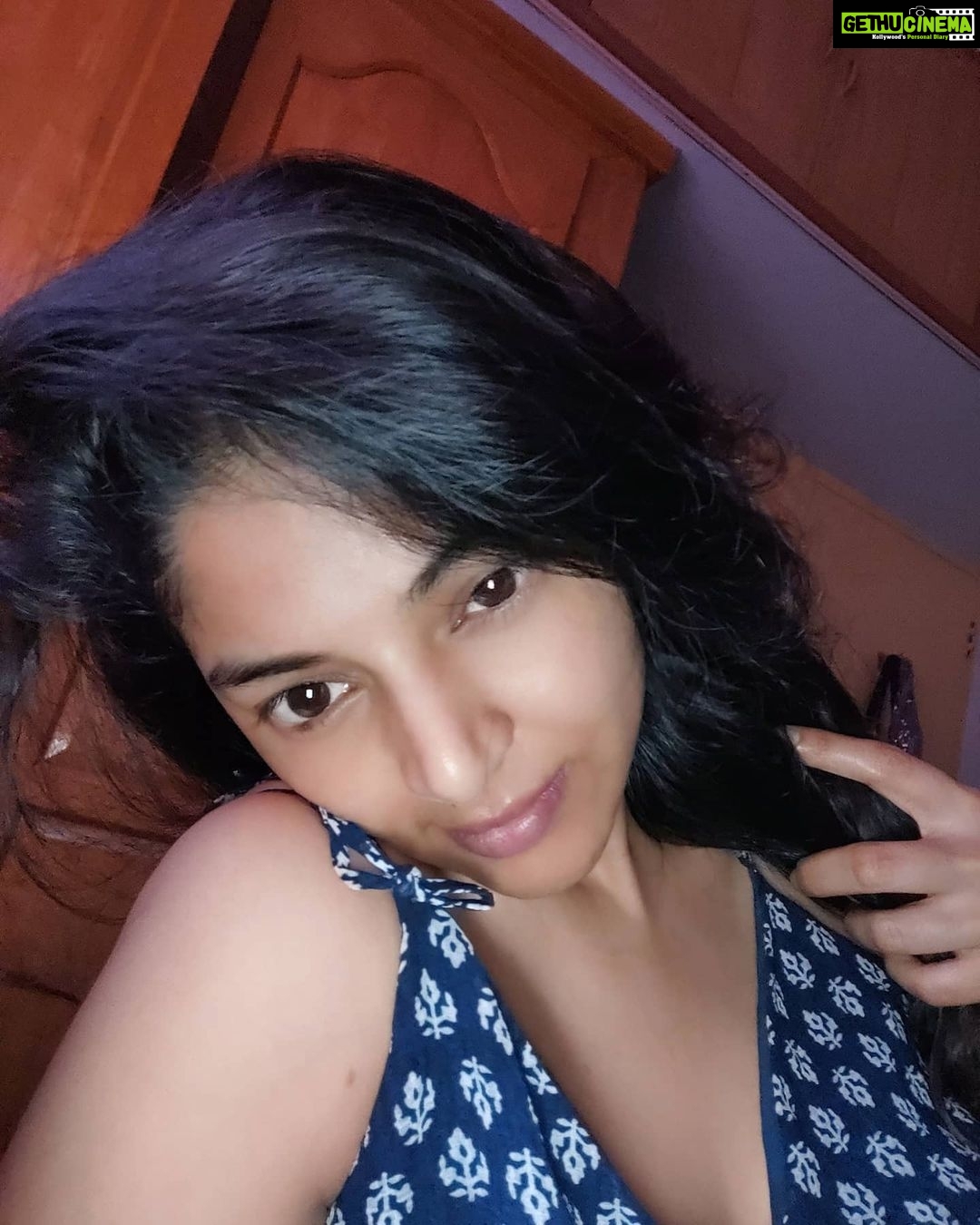 Sanam Shetty Instagram - Who looks outside dreams..who looks inside awakes ! 🤗❤️ . #wokeuplikethis #goodmorningpost☀️ #freshfaced