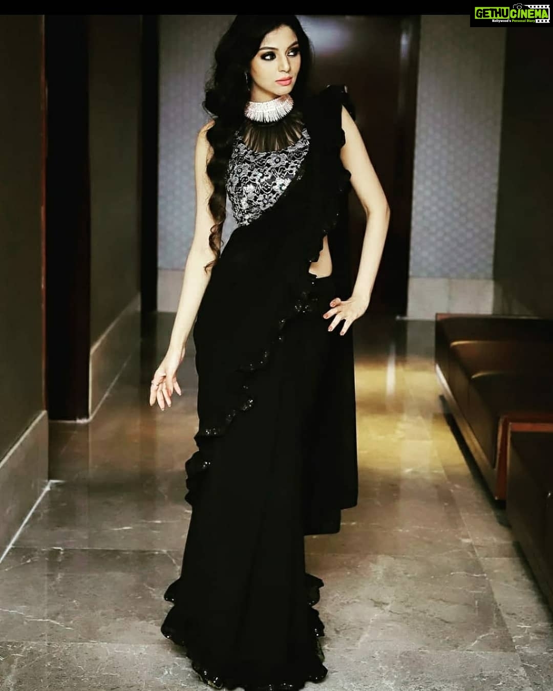 Sanam Shetty Instagram - Be sure to put ur feet in the right place and then stand firm! 🖤❤️ ~ Abraham Lincoln . Dress and styling by Sadhana @adhiktha_by_sn PC @vivid_impressions__ MUH @uma_mua_hairstylist Accessories @chennai_jazz . #weekendvibes❤️ #goodmorning🌞 #stayhomestaysafe