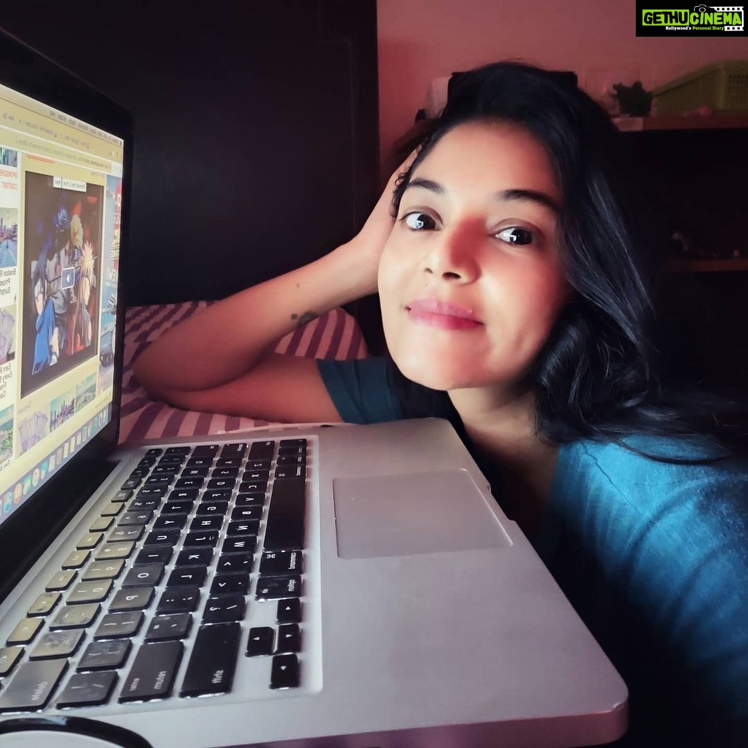 Sanam Shetty Instagram - It's that time of the day! 😏🙃 Bleh!! . Suggestions for interesting new series peeps? . #midweekblues💙 #moviemarathon🎬 #newseries #whatsnew #bingingonnetflix