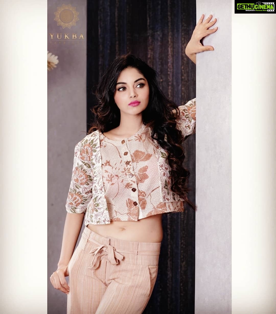 Sanam Shetty Instagram - The King won't show up until u get rid of the jokers!! ❤️ . Shoot for @yukbafashion . Bangalore #loveneverhurts #eatpraylove❤️ #tgifridays
