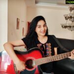 Sanam Shetty Instagram - Finally decided to do it! 😎🤟 Guitar lessons begin! 🎸🎼🎶 . Hope I don't give up🙃 . #learnnewthings #funwithmusic🎶