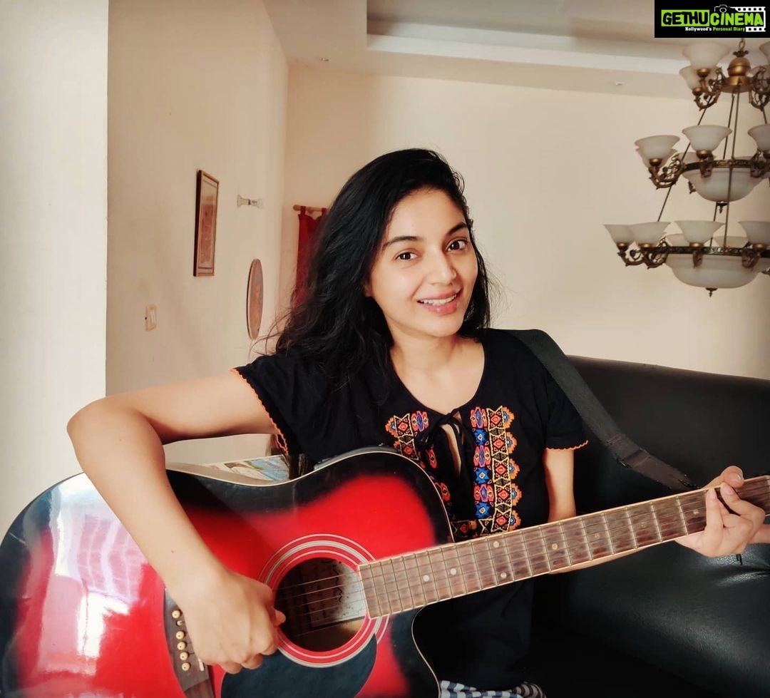 Sanam Shetty Instagram - Finally decided to do it! 😎🤟 Guitar lessons begin! 🎸🎼🎶 . Hope I don't give up🙃 . #learnnewthings #funwithmusic🎶