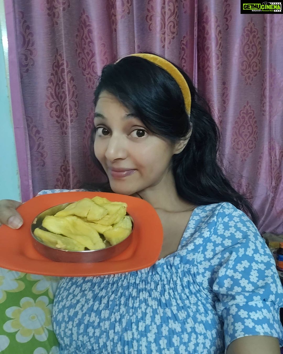 Sanam Shetty Instagram - Hey night owls😛 what u upto? . Midnight snack for me is Jackfruit 😋 my 2nd fav. 1st is always 🥭😋 . #whatsurfavfruit #midnightbinging #nightowls #sleepypost #goodnightpeeps😴