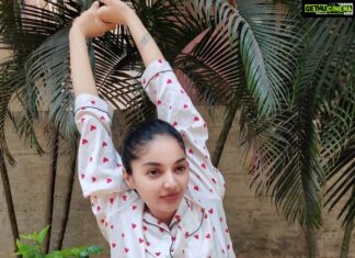 Sanam Shetty Instagram - Just a lazy afternoon stretch 🥱 . It's ok to feel aimless and do nothing constructive some days during this quarantine😛🤟 . This is for myself and friends who are feeling anxious about the sudden lockdown and lack of work, money, movement, socializing, and worries about the work situation after lockdown ends. We are all in this together. We shall make the best of it now by resting our minds to emerge fresher and full of new ideas for the year ahead! 😎❤️ . What's weighing on your minds peeps? . #anxietyawareness #belazydaisy #takerest #loveyourbodynow #mindrecharge #fightingcoronatogether
