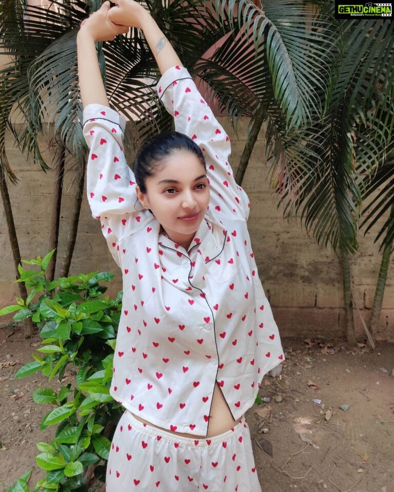 Sanam Shetty Instagram - Just a lazy afternoon stretch 🥱 . It's ok to feel aimless and do nothing constructive some days during this quarantine😛🤟 . This is for myself and friends who are feeling anxious about the sudden lockdown and lack of work, money, movement, socializing, and worries about the work situation after lockdown ends. We are all in this together. We shall make the best of it now by resting our minds to emerge fresher and full of new ideas for the year ahead! 😎❤️ . What's weighing on your minds peeps? . #anxietyawareness #belazydaisy #takerest #loveyourbodynow #mindrecharge #fightingcoronatogether