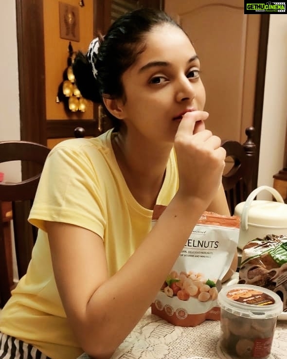 Sanam Shetty Instagram - Find someone who drives u nuts and loves u to bits! ❤️❤️ . Choosing my post dinner snack wisely with these dried hazelnuts and figs😋 . #nuttyaffair🥑 #nutsbinging #healthysnacking #goodnightpost🌙 #watchurweightfood