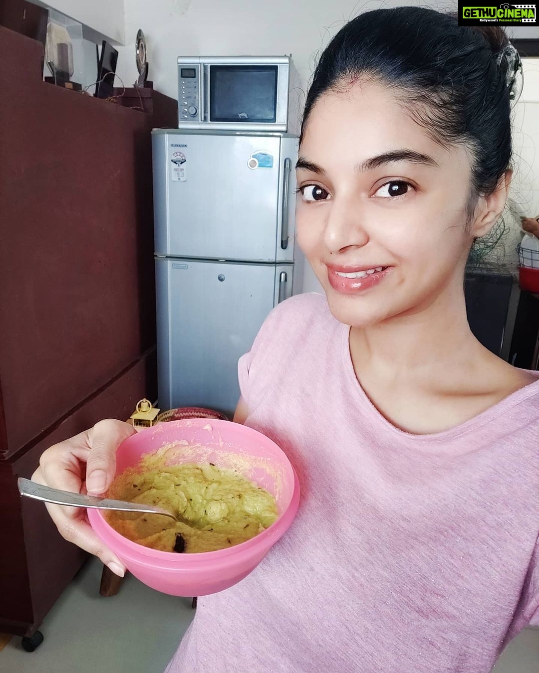 Sanam Shetty Instagram - Iniki enna samayal unga veetle?😋👩🍳 . . For Ram Navami special I made this Andhra style raw mango chutney which is my mom's secret recipe.. I'm going to share with u all now(she will hate me for this!😛😀) . Iv been planning dishes which are super easy, tasty, that require limited ingredients and which can stay fresh for a few days (when refrigerated) . Recipe: To fry in a small pan with 2 spoons of coconut oil for 2 mins - 1 tea spoon each of mustard seeds, jeera, methi seeds, urad dal, Asafoetida (half tea spoon), turmeric. . To blend in mixie: *One whole raw mango (cut to small pieces) *The pan fried spices (listed above) *4 long green chillies (cut in half) *1 teaspoon of fresh grated coconut (or coconut powder) *1 tea spoon of jaggery * Just a little water to blend (for normal chutney consistency) * Salt . And yummy mango chutney is ready! 🤟😋 For a crispier taste can temper the chutney with mustard and Curry leaves (fried in coconut oil or any other) . . #samskitchen #momsrecipe #lunchspecials😋🍴#andhrafood #ramnavami2020 #spicyfoodlover🌶🌶