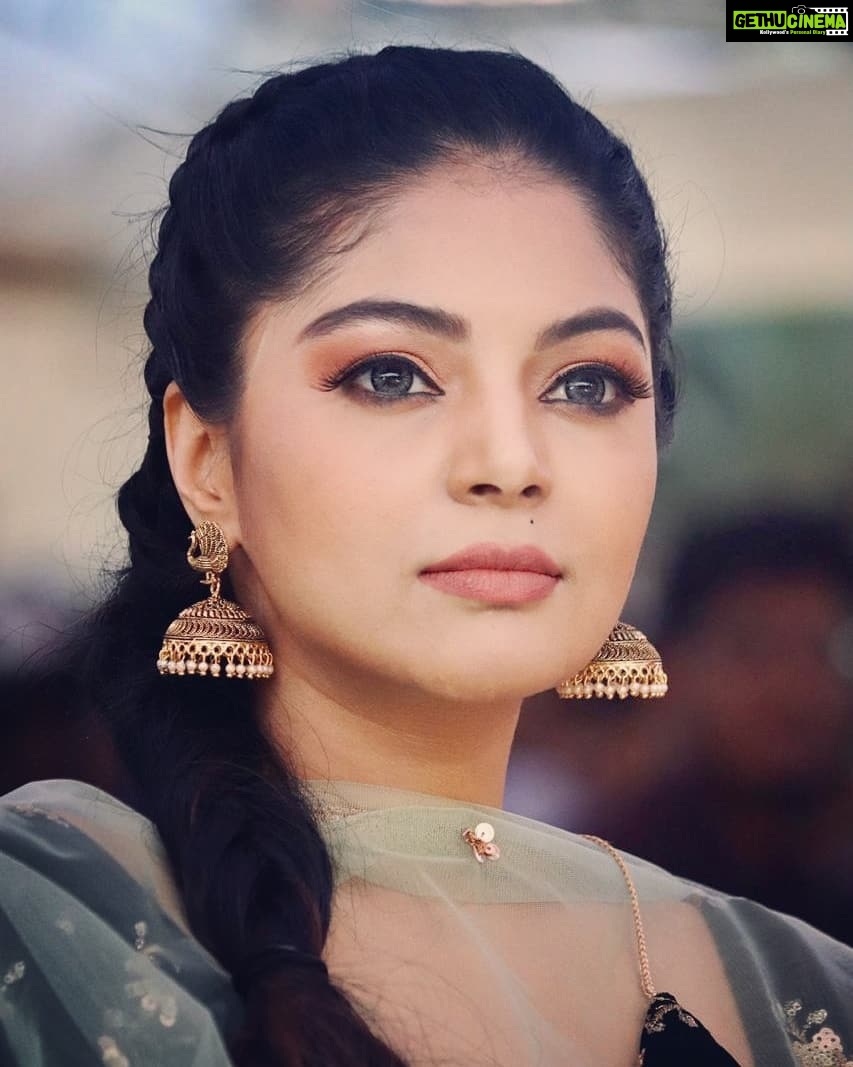 Sanam Shetty Instagram - It is not the strongest of the species that survive, nor the most intelligent, but the one that's most responsive to change! . We can and will adapt to this too💝 . . @diadembridal @vivid_impressions__ @uma_mua_hairstylist #lockdownrules #fightingcorona #loveandlighttoall❤️💫