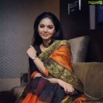 Sanam Shetty Instagram - Don't limit your challenges. Challenge your limits. Clicks @vivid_impressions__ Ganesh MUH @yuartistrystudioz Uma Jewellery @chennai_jazz Location @hiltonchennai #traditionalthursdays #orangerush #9yards 🧡🖤