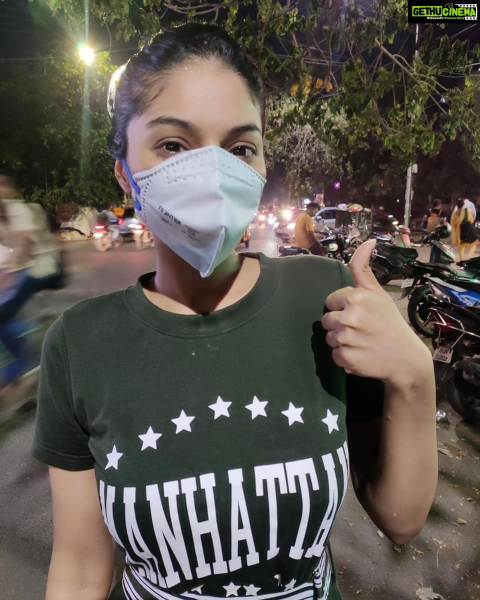 Sanam Shetty Instagram - An excuse for a run outdoors when gyms are closed 🙋🏃 #weadapt #coronavirus #staysafeoutthere #goodnightpost🌙