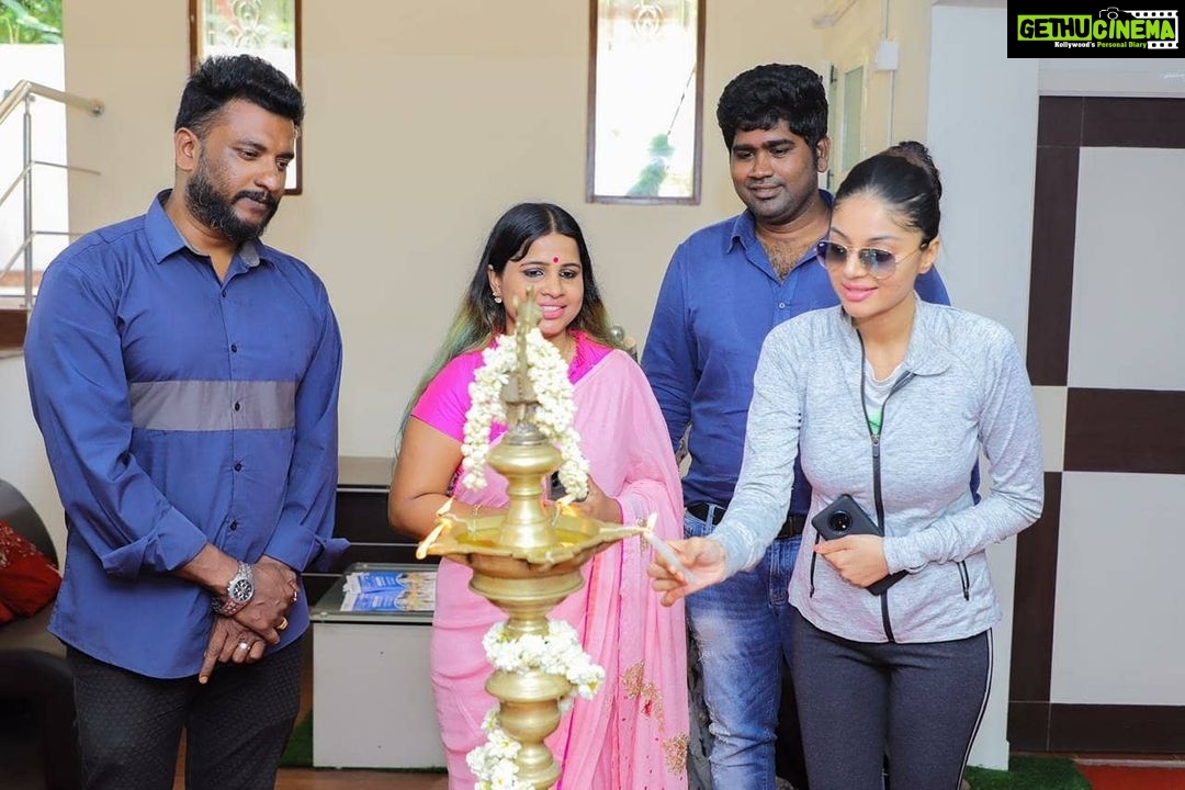Sanam Shetty Instagram - My best wishes for the new office opening of Razzmatazz Events 🎀✨✨🎀 . . Hearty congratulations to Joe brother @joe_razzmatazz and Chandini Khanna for launching the Fashion Institute and Events Management courses 👏👏 Best wishes to Dr.Alphy @dr.alfredjose.official for the public speaking course👍 Thanks for inviting me brother 🤗 . . #razzmatazz #inauguration #newlaunch #eventmanagement #fashioncourses #congratulations🎉 #brandnewoffice #goodmorning🌞