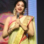 Sanam Shetty Instagram - A rare candid from THE SIET College event shot by a talented student @ro_feena.7_ 🤗🎀 (Rare cuz I'm quite conscious about my open smile 😃🤐) . . . Btw peeps here who needed clarification about my recent marriage rumours...it was my friend's wedding 👍😊 . . . #sundayshot #candids #sietcollegeforwomen #guestofhonor #loveandlaughter #opensmiles #whitepattusaree #mallipoolove #tamilponnu❤ #goodnightpost