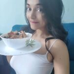 Sanam Shetty Instagram - It's not diamonds but chocolate😋🍫 truly a girl's best friend❤️ who agrees?😃 . . Have a relaxed weekend guys🙋🤘 #weekendbinging🙈 #goodnight🌙