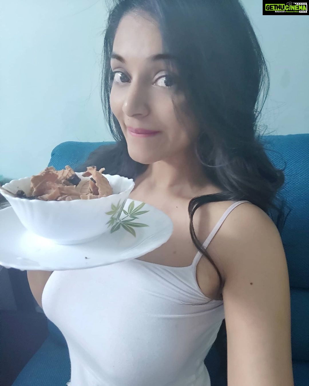 Sanam Shetty Instagram - It's not diamonds but chocolate😋🍫 truly a girl's best friend❤️ who agrees?😃 . . Have a relaxed weekend guys🙋🤘 #weekendbinging🙈 #goodnight🌙