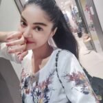 Sanam Shetty Instagram - The shopper in me peeps out again! 😃🤘 Shopping for my friend's wedding 👗🎁🥻💄💍🛍️🛍️ Guess what I bought! 💁 #weddingshopping #pampertime💅 #mydayout😊 #midweekmood #whitefloraldress #momsgift Phoenix MarketCity (Chennai)